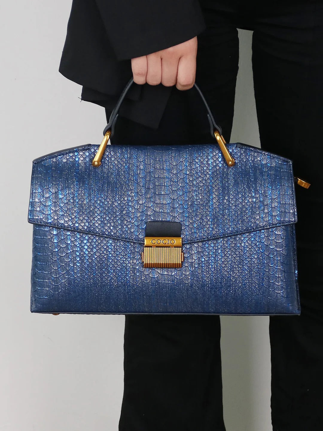 EMBOSSED™ - CHIC TEXTURED HANDBAG