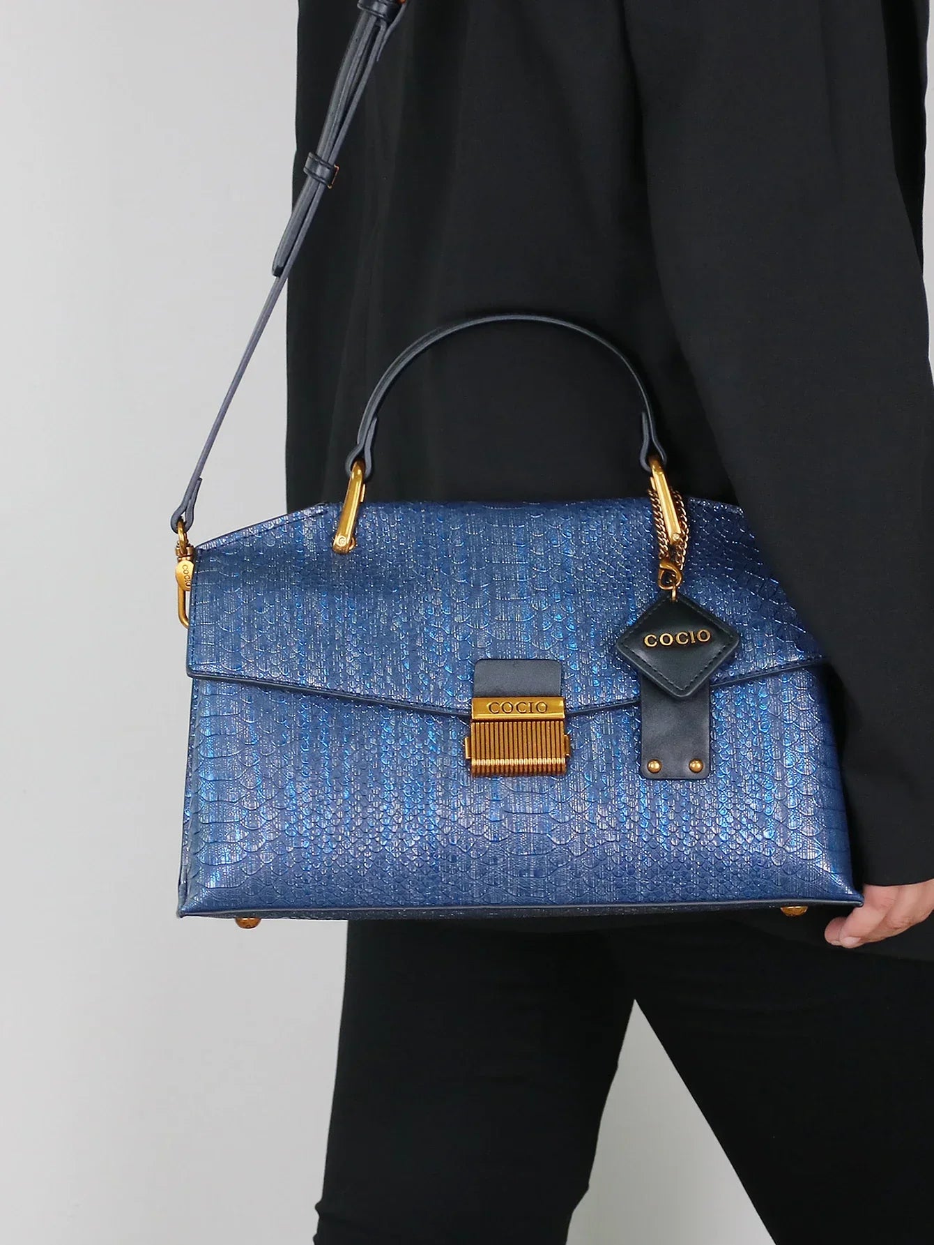 EMBOSSED™ - CHIC TEXTURED HANDBAG
