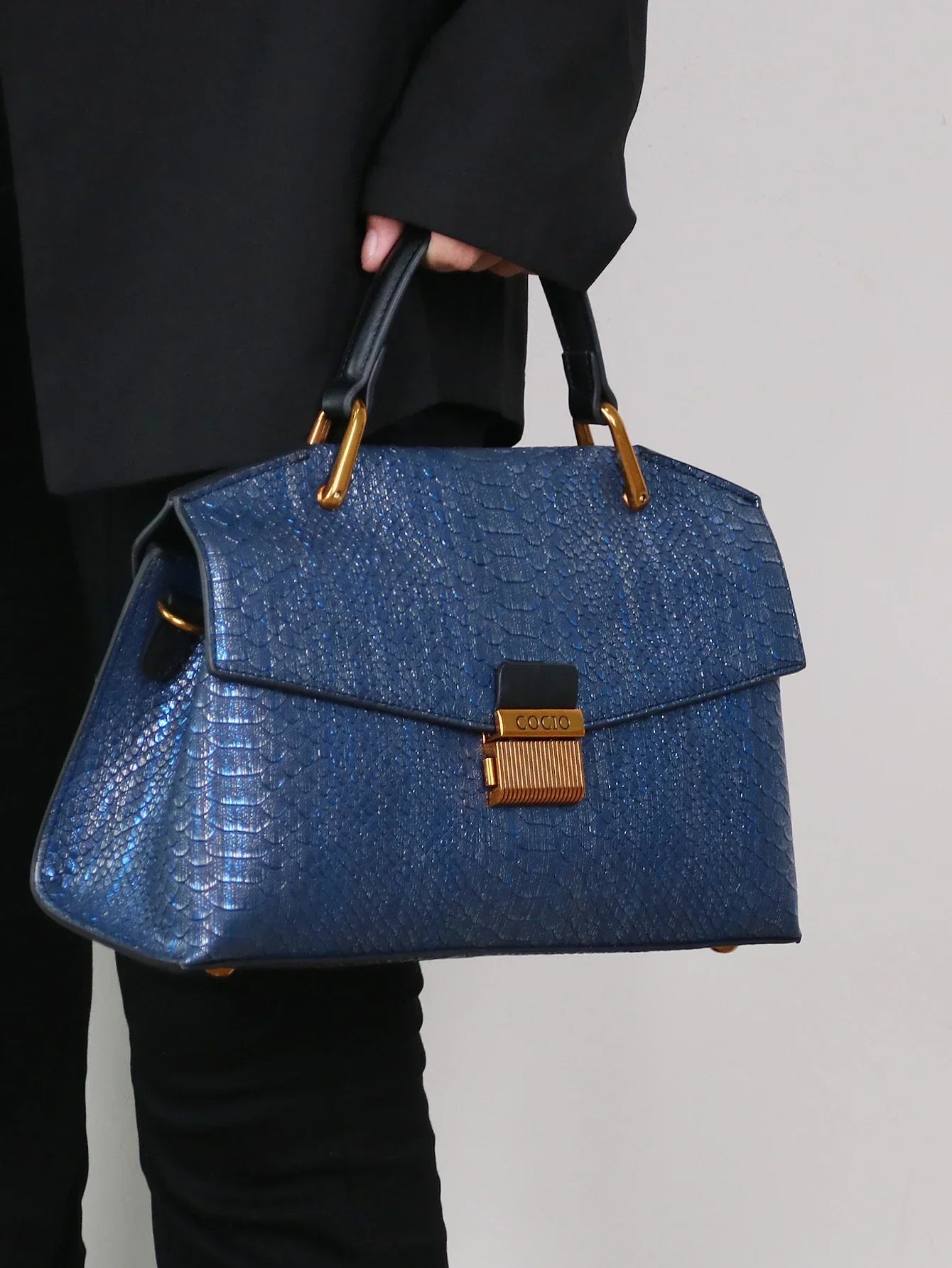 EMBOSSED™ - CHIC TEXTURED HANDBAG