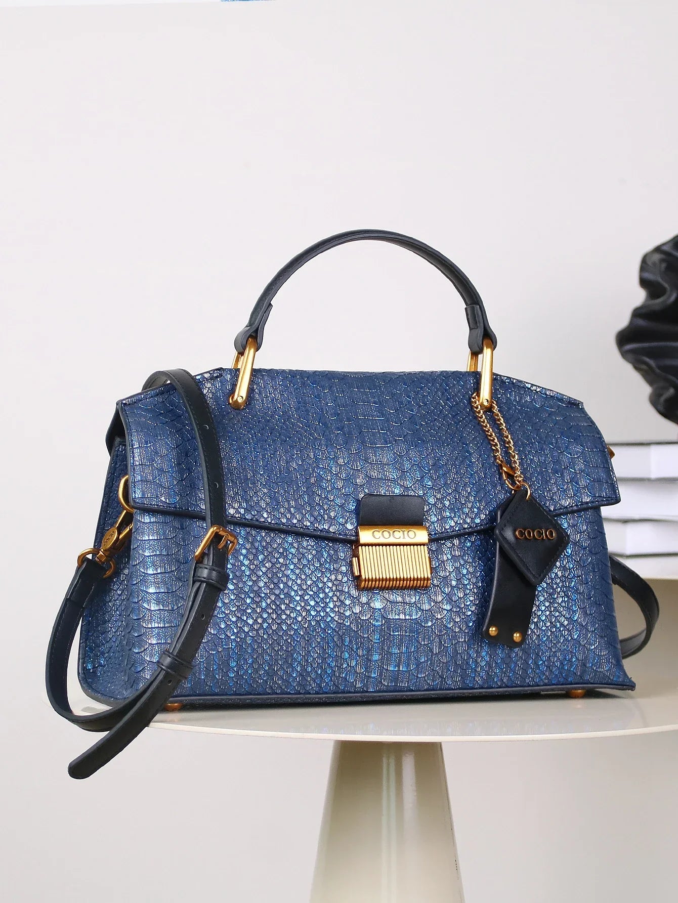 EMBOSSED™ - CHIC TEXTURED HANDBAG